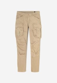 Beige cargobroek met een voorste knoop, ce loops, twee zijzakken en grote flapzakken op beide dijen, plat neergelegd op een witte achtergrond.