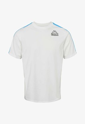 Biała koszulka z krótkim rękawem, z niebieskimi akcentami na ramionach oraz czarnym logo Kappa na lewej stronie klatki piersiowej. Miękki bawełniany materiał.