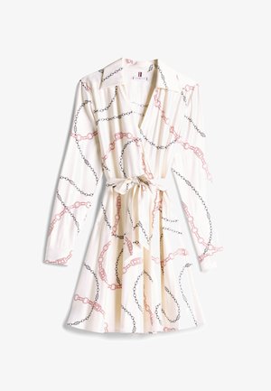 Wikkeljurk van crèmekleurige stof met een kettingpatroon in rood en zwart. Heeft een kraag, lange mouwen en een strikceintuur op de taille.