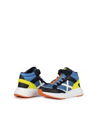 Zapatillas deportivas altas con una parte superior texturizada en azul marino y azul claro, acentos amarillos, diseño de cruz blanco y suela naranja.