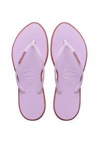 Violet flip-flopit, joiden pohjat ovat teksturoituja, ohuet hihnat ja kontrastoiva punainen reuna. Merkkiteksti hihnassa; kevytrakenteinen muotoilu rentoon käyttöön.