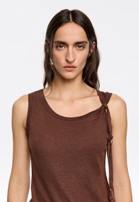 Bimba Y Lola Topp - marron oscuro