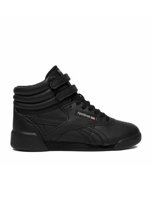 Sort højtop Reebok-sneaker med to velcrobånd, snørebånd og polstret ankelstøtte vist fra siden på en hvid baggrund.