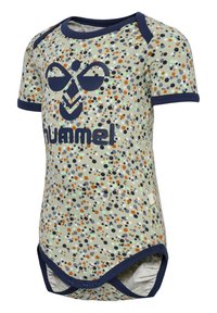 Kurze Ärmel Babystrampler in Hellgrün mit mehrfarbigem Punktmuster. Mit dunkelblauem Besatz und einem gedruckten Logo auf der Vorderseite.