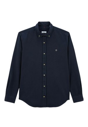 Chemise homme à manches longues, bleu marine, à boutons, col boutonné et petit logo circulaire sur la poitrine gauche sur fond blanc.