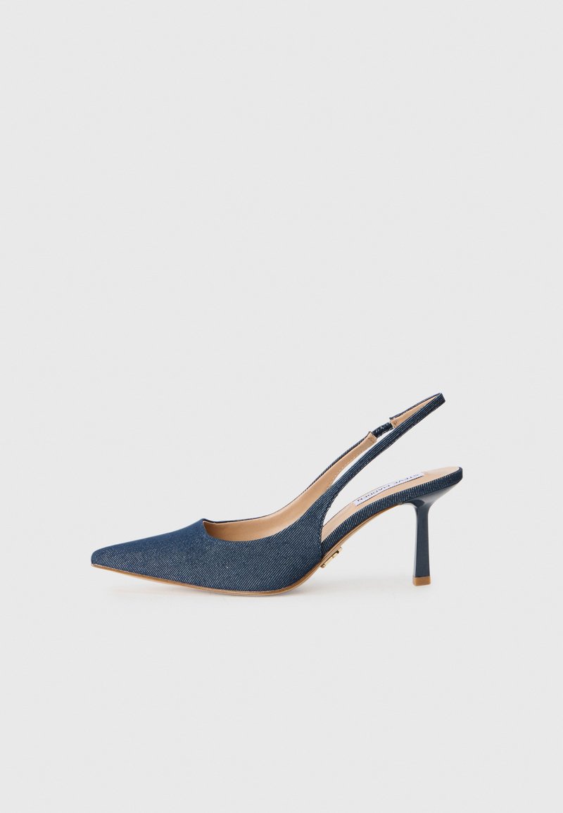 Chaussure à talons slingback en denim avec un bout pointu, couleur marine, talon de 7 cm et détail découpé sur les côtés pour un design épuré. Doublure intérieure douce.
