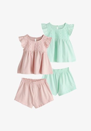 Două seturi de ținute de vară pentru fetițe mici, cu topuri din dantelă brodată și pantaloni scurți cu talie elastică asortați, în roz pastel și verde mentă.