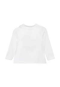 Camicia bianca in cotone a maniche lunghe con scollo rotondo, chiusura sul retro con bottoni e una texture liscia senza fantasie.