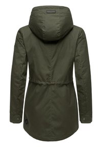 Olivgrön parkas med huva, utrustad med dragsko i midjan, långa ärmar och tryckknappsfästen. Tillverkad av ett slätt, hållbart tyg.