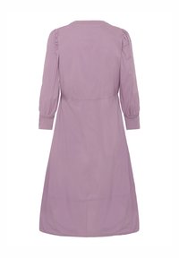 Fioletowa sukienka z okrągłym dekoltem, bufiastymi rękawami i ściągniętą talią. Materiał jest gładki z delikatnym połyskiem, sięgający poniżej kolan.