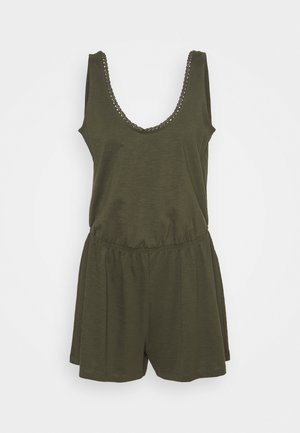 Ärmelloser olivgrüner Overall mit Spitzenbesatz am Ausschnitt und geraffter elastischer Taille, hergestellt aus weichem, leichtem Stoff.