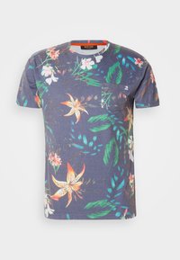 Camiseta de manga corta hecha de algodón, con una base azul marino y un colorido patrón floral, además de un bolsillo en el pecho.
