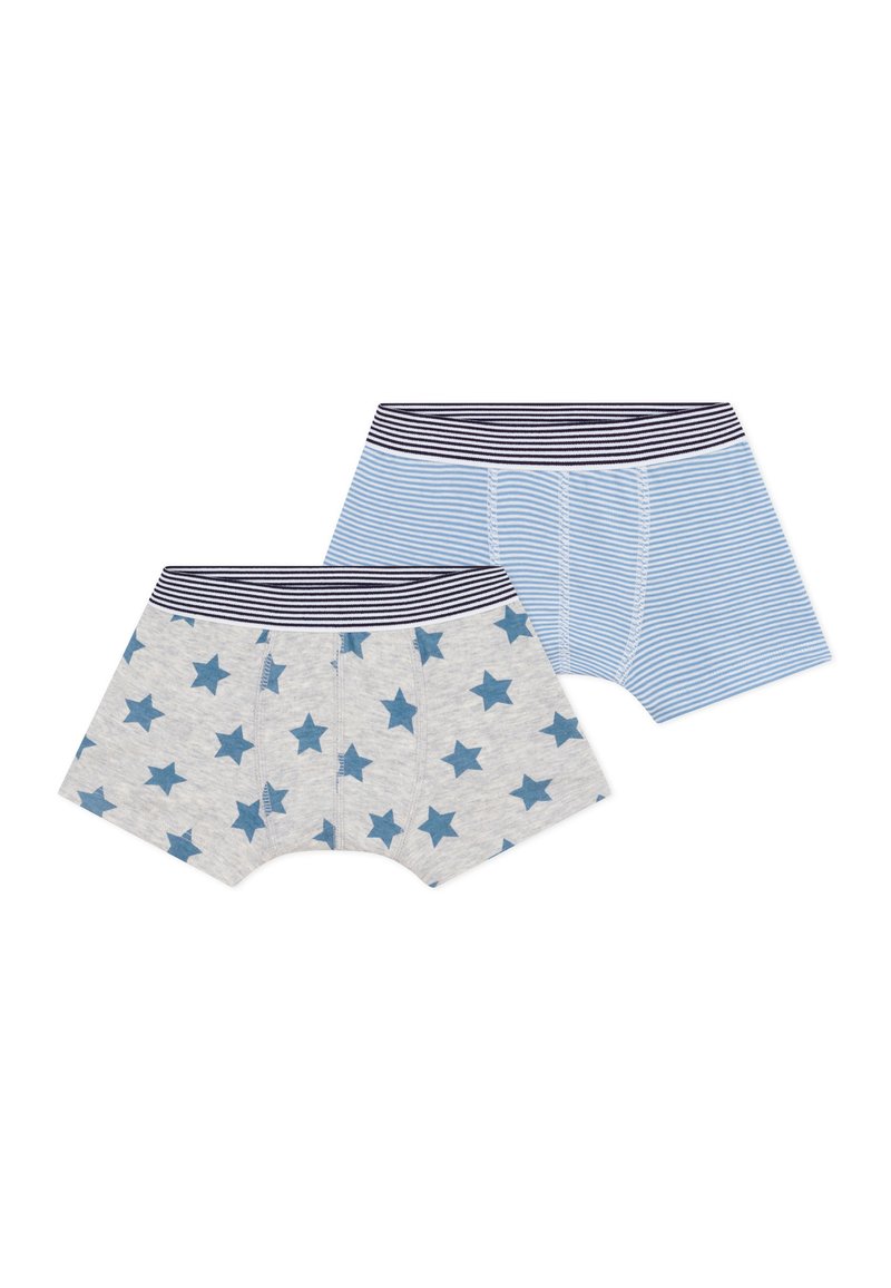 Deux paires de boxers : l'une grise avec des étoiles bleues, l'autre bleu clair avec de fines rayures blanches. Les deux ont une ceinture élastique rayée.