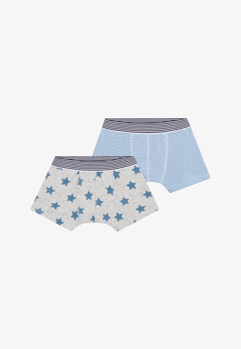 Deux paires de boxers : l'une grise avec des étoiles bleues, l'autre bleu clair avec de fines rayures blanches. Les deux ont une ceinture élastique rayée.