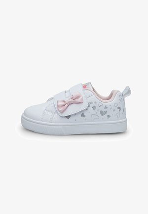 Witte synthetische sneakers met een roze strik, klittenbandsluiting en zilveren hartjespatronen aan de zijkant. Textured rubberen zool voor grip.