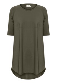 T-shirt vert olive en matériau doux, avec des manches raglan courtes et un ourlet arrondi plus long à l'arrière.