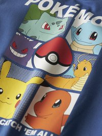 Μπλε βαμβακερό t-shirt με διάφορα Pokémon σχεδιασμένα σε πλέγμα. Ανάμεσα στους γνωστούς χαρακτήρες είναι οι Pikachu, Charizard, Bulbasaur και Gengar.