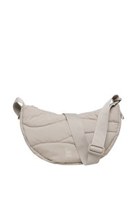 Quiltet beige crossover taske med en bred justerbar rem, der har lynlåslukning og diskret logo branding. Glat, struktureret overflade.