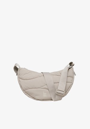 Beżowa torba crossbody o pikowanej powierzchni z szerokim, regulowanym paskiem, z zamknięciem na zamek błyskawiczny i subtelnym logotypem. Gładka, teksturowana powierzchnia.