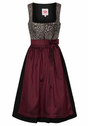 Robe avec un bustier imprimé léopard, décolleté carré, jupe en satin bordeaux et ceinture noeud assortie. La partie inférieure noire ajoute un contraste.