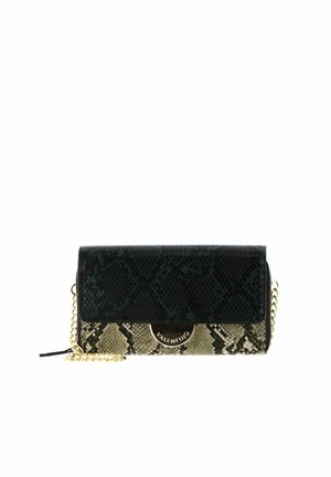 Pochette rectangulaire Valentino avec texture en peau de serpent noire et beige, bandoulière en chaîne dorée et plaque logo dorée sur le rabat avant.
