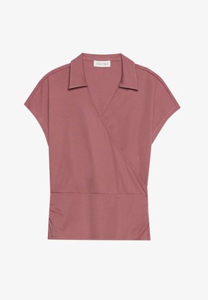 Top envolvente em rosa framboesa, de mangas curtas, com gola e textura suave, apresentando detalhes franzidos nas laterais.
