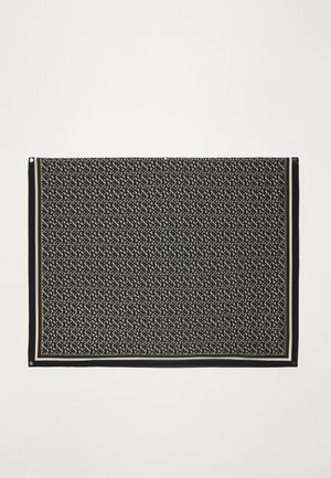 Juodas raštuotas šalikas su geometriniu dizainu ir grietinėlės spalvos akcentais, baigtas tvirtu juodu kraštu ir metaliniais kampiniais priedais.