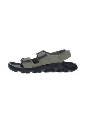 Sandalias verdes con dos correas ajustables negras, con una suela texturizada para agarre y una plantilla contorneada para mayor comodidad.