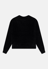 Czarny sweter dzianinowy z długimi rękawami i okrągłym dekoltem. Miękka tekstura, krótki fason i brak widocznych wzorów lub detali metalowych.