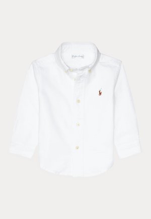 Hvid langærmet skjorte med knapper, krave og lille broderet logo af en polospiller på venstre bryst.