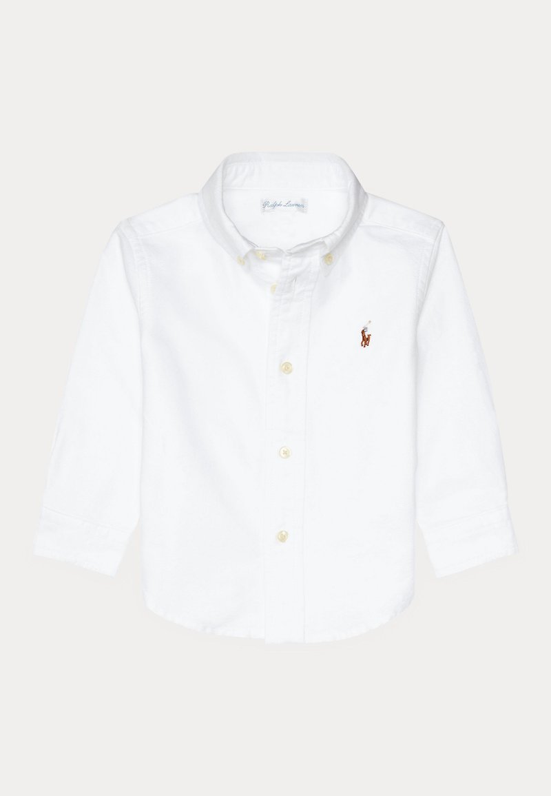 Chemise blanche à manches longues, boutonnée, avec un col et un petit logo brodé d'un joueur de polo sur la poitrine gauche.