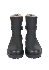 Czarne skórzane botki za kostkę z futrzanym wykończeniem, okrągłym noskiem, ozdobnymi paskami oraz teksturowaną gumową podeszwą. Widok z przodu ukazuje solidną konstrukcję.