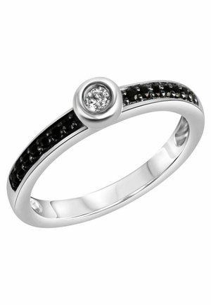 Bague en argent mince avec une rangée de pierres noires et un diamant clair central dans un sertissage en forme de coussin. Surface lisse et polie.