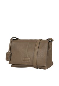 Brun læder crossbody taske med en tekstureret overflade, klaplukning, justerbar rem og mærketag. Har diskrete stingdetaljer.