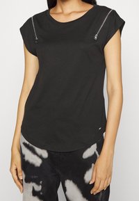 DKNY Triko s potiskem - black