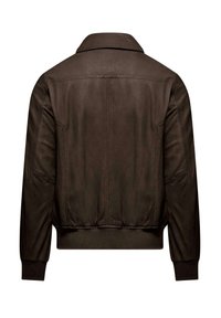 Giacca in pelle marrone con colletto, polsini e orlo a coste. Presenta una texture liscia e dettagli delle cuciture lungo la schiena e le maniche.
