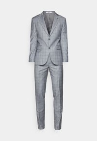 Suit grigio a quadri realizzato in tessuto testurizzato. Presenta un giacca abbottonata a un solo petto con due bottoni, rever a becco e pantaloni con tasche piatte.