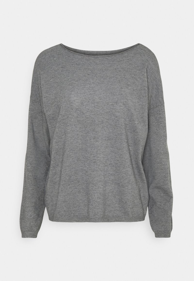 Pull en maille gris clair à manches longues avec un large col rond et une coupe décontractée, présenté sur un fond blanc uni.