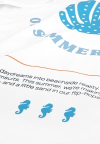 Witte stof met blauwe tekst "ZOMER," illustraties van blauwe zeealgen en zeepaardjes, en zwarte tekst over dagdromen aan het strand en teenslippers.