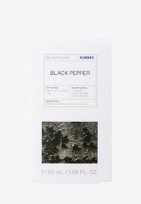 Vit boxförpackning för Korres Eau de Toilette, märkt "Black Pepper." Innehåller grå text med en lista över noter; en svart och vit pepparbild längst ner.