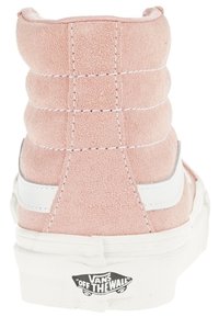 Růžové semišové vysoké tenisky s bílými akcenty a prošíváním, s texturovaným zadním dílem a gumovou podrážkou, na které je vyobrazeno logo Vans.