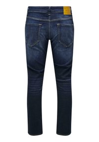 Jeans in denim blu scuro con gamba stretta, tasche posteriori con alette appuntite e un'etichetta in pelle sulla vita. Tessuto lisci con leggere sfumature.