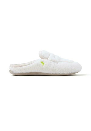 Chausson moelleux blanc avec une texture douce, doté d'un accent vert clair et d'une semelle rembourrée. Design à enfiler avec un bout arrondi.