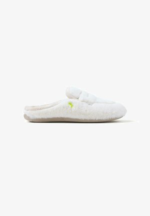 Chausson moelleux blanc avec une texture douce, doté d'un accent vert clair et d'une semelle rembourrée. Design à enfiler avec un bout arrondi.