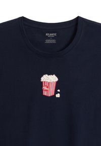 Granatowa bawełniana koszulka z grafiką czerwono-białego kubełka na popcorn, z napisem "POP CORN" powyżej i unoszącymi się kawałkami popcornu.