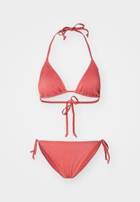 Bikini set u boji koraljno ružičaste s trokutastim gornjim dijelom s podesivim vezicama i odgovarajućim donjim dijelom sa bočnim vezicama, izrađen od rebrastog teksturiranog materijala.