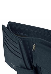 Cartera de cuero negro texturizado con múltiples ranuras para tarjetas, un compartimento con cremallera y texto en relieve en el interior que dice "PROTECCIÓN RFID".