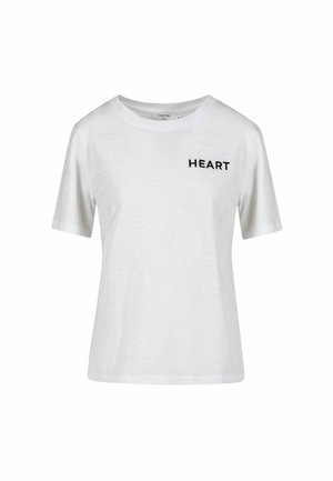 Witte T-shirt met korte mouwen en ronde hals, met het woord "HEART" in zwarte hoofdletters op de bovenste linkerborst.