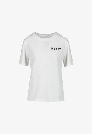 Witte T-shirt met korte mouwen en ronde hals, met het woord "HEART" in zwarte hoofdletters op de bovenste linkerborst.