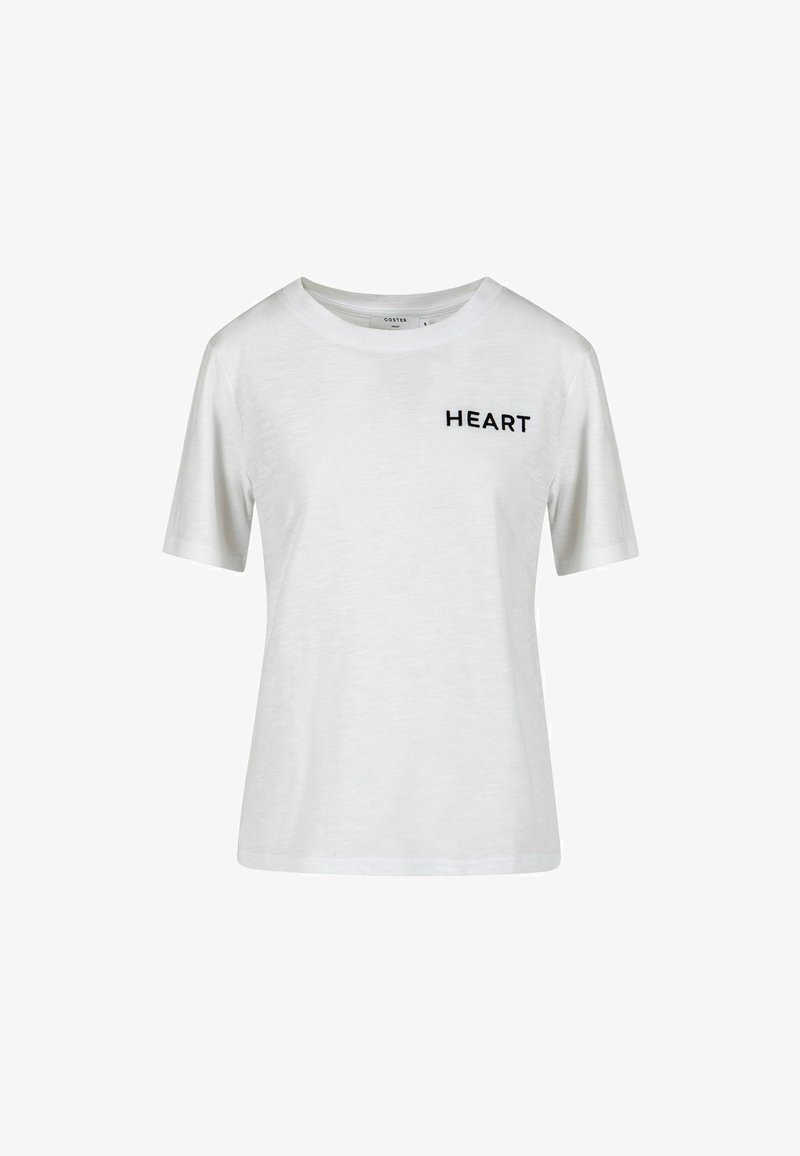 T-shirt blanc à manches courtes avec col rond, portant le mot "HEART" en lettres majuscules noires sur le côté gauche de la poitrine.